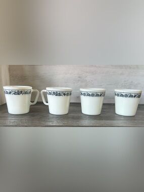 Vintage PYREX “ old town blue “ glass mugs x4